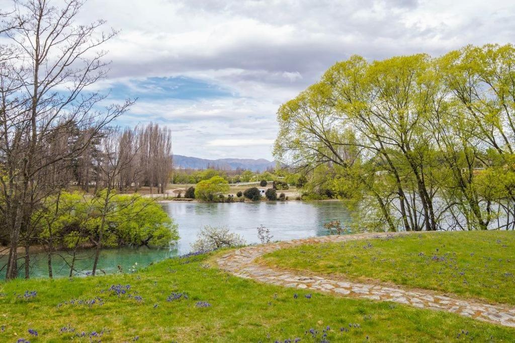 Wanaka Stone Cottage - Wanaka Holiday Home エクステリア 写真